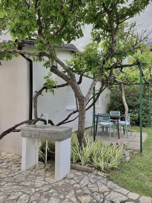 Sunny Grandma'S Garden Apartment Baška Exterior foto